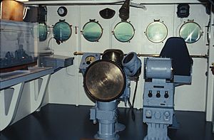 Archivo:Bridge of USS Fletcher (DD-445) at the U.S. Navy Museum, Washington, D.C. (USA), on 26 February 1972