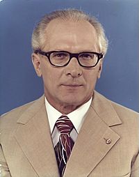 Archivo:Bundesarchiv Bild 183-R1220-401, Erich Honecker