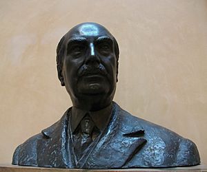 Archivo:Bust de Manuel González Martí, al museu de cerèmica que porta el seu nom