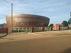 Archivo:Centre de conférence internationale Mahamat Gandhi à Niamey