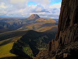 Archivo:Cradle Mountain Seen From Barn Bluff