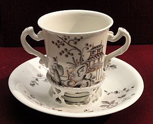 Archivo:Cup with trembleuse saucer, c. 1730-1735, Du Paquier factory, hard-paste porcelain, Schwarzlot overglaze black enamel, gilding - Gardiner Museum, Toronto - DSC01012