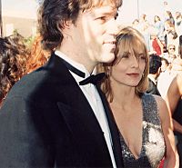 Archivo:David E. Kelley and Michelle Pfeiffer at the 46th Annual Primetime Emmy Awards 1994