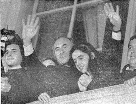 Archivo:De la Rúa celebra su victoria en la elección al Senado de 1992