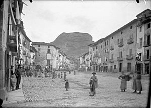 Archivo:El carrer de Barranco de Graus amb molta gent i la Penya del Morral al fons