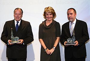 Archivo:Esperanza Aguirre entrega los premios Villa de Vallecas a Juan Barranco y a José María Álvarez del Manzano