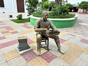 Archivo:Estatua Gabriel García Márquez plaza Aracataca-Colombia