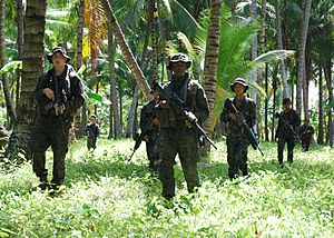 Archivo:Flickr - Official U.S. Navy Imagery - U.S. Marines and Philippine marines conduct a patrol.