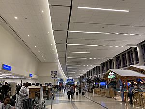 Archivo:Fort Lauderdale Airport Terminal 1 hallway