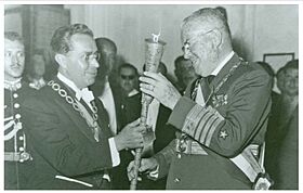 Archivo:Fotografía-del-presidente-carlos-ibáñez-del-campo-junto-al-v0-5tg7m3ulikzd1