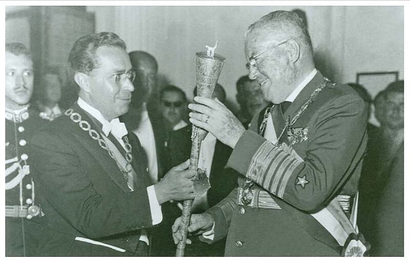 Fotografía-del-presidente-carlos-ibáñez-del-campo-junto-al-v0-5tg7m3ulikzd1