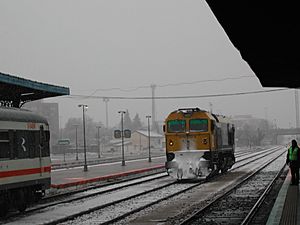 Archivo:Granada railway station with loco and snow