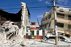 Archivo:Haiti Earthquake building damage