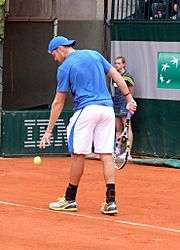 Archivo:Jack Sock Roland Garros 2013 2nd round match vs Tommy Hass -serving