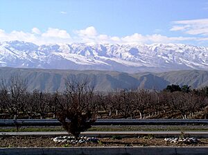 Archivo:Kopetdag mountains in early spring, a view from Bereket city