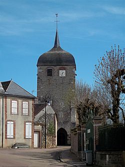 L'église de Villiers-Saint-Benoît (89130), France.JPG