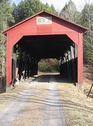 Archivo:Larrys Creek Covered Bridge 3