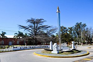 Archivo:Monumento a los trabajadores Ciudad El Trebol septiembre 2022-4