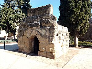 Archivo:Monumento funerario de la Puerta de Sevilla, Córdoba 001