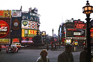 Archivo:Piccadilly Circus in London 1962 Brighter