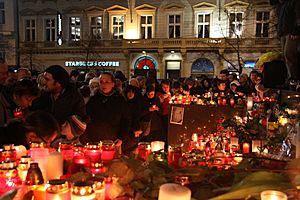 Archivo:Pietní shromáždění na Václavském náměstí při příležitosti úmrtí Václava Havla v roce 2011 (22)