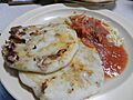 Pupusas con curtido y salsa El Salvador