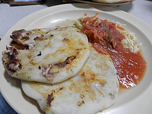 Archivo:Pupusas con curtido y salsa El Salvador