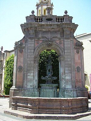 Archivo:Queretaro-fuente-neptuno-1
