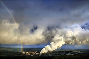 Archivo:Rainbow and eruption of Halema`uma`u vent at Kilauea