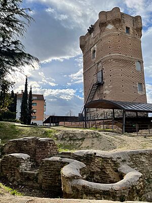 Archivo:Restos de la entrada sureste al Castillo de Aroyomolinos