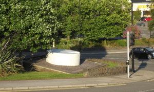 Archivo:Roundabout dedicated to Caerphilly cheese