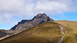 Archivo:Rucu Pichincha and Trail