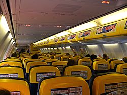 Archivo:Ryanair B737-800 Cabin