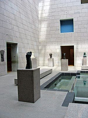 Archivo:Sculpture courtyard in National Gallery 2005