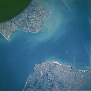 Archivo:Strait of dover STS106-718-28