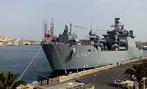 Archivo:TCG Bayraktar (L-403) in Valletta harbor