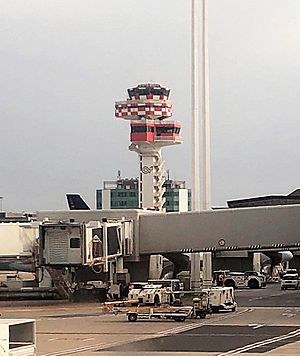 Archivo:Torre de control de Aeropuerto de Roma-Fiumicino