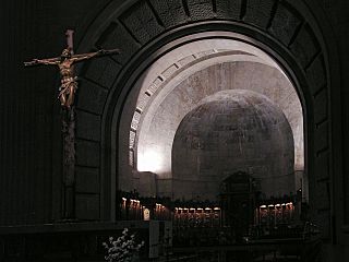 ValleDeLosCaidos High Altar w Christ crucified.jpg