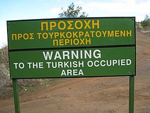 Archivo:Warning sign to Turkisch occupied area