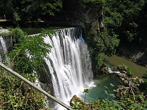 Archivo:Waterfall in Jajce Bosnia