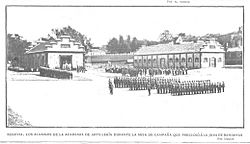 Archivo:1909-11-03, Actualidades, Segovia, Los alumnos de la Academia de Artillería durante la misa de campaña que precedió a la jura de banderas, Duque
