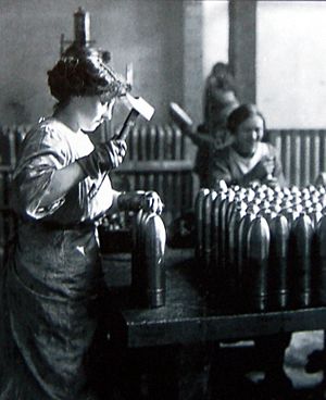 Archivo:1915-1916 - Femme au travail dans une usine d'obus