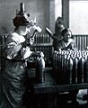 1915-1916 - Femme au travail dans une usine d'obus