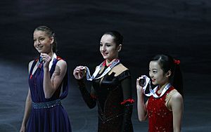 Archivo:2015 Grand Prix of Figure Skating Final Junior ladies singles medal ceremonies IMG 9279