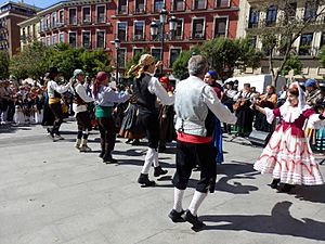 Archivo:2022 Bailes en la Plaza de Lavapies