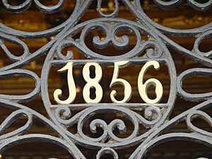 Archivo:Año 1856, en la puerta de la casa número 2, de la calle Espoz y Mina, esquina Puerta del Sol, de Madrid, España