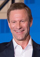 A photograph of Aaron Eckhart