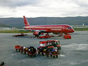 Archivo:Air Greenland B757-236 (OY-GRL) parked at Kangerlussuaq Airport
