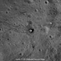 Imagen de ángulo estrecho de la etapa de descenso del LM Challenger rodeada por huellas y huellas de LRV, como se tomó en cuenta en el Lunar Reconnaissance Orbiter en 2011