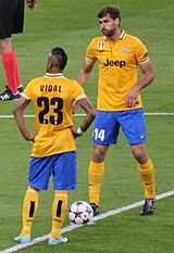 Archivo:Arturo Vidal and Fernando Llorente, Real Madrid vs Juventus, 24 October 2013 Champions League